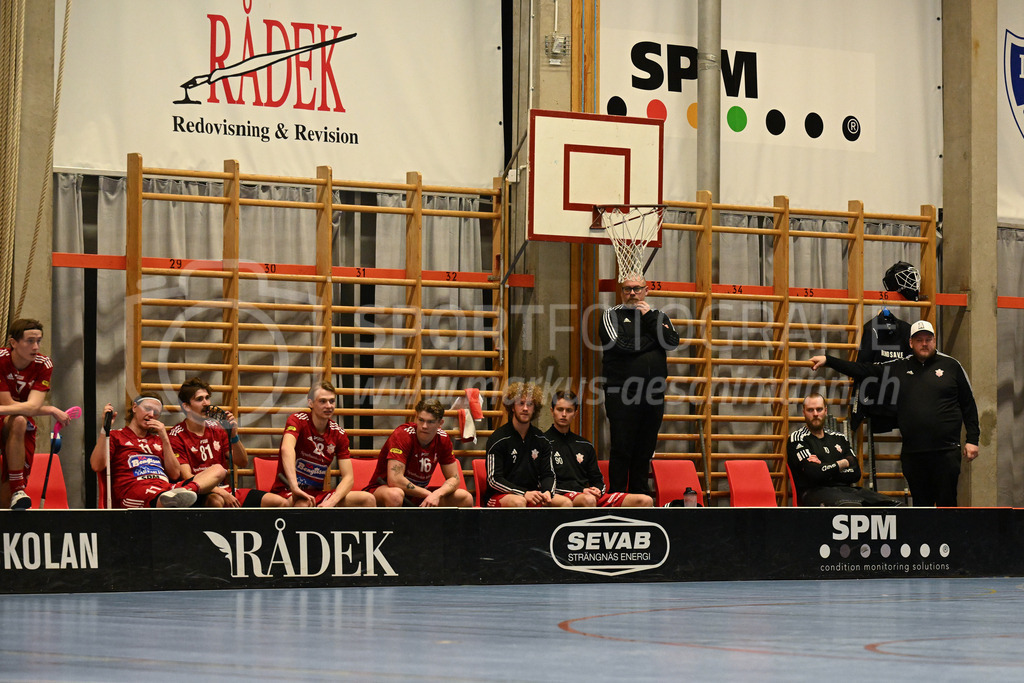 Strängnäs IBK vs FBC Kalmarsund Ungdom - 6. =January= 2024 | Strängnäs IBK vs FBC Kalmarsund Ungdom
Thomas Arena, Strängnäs
Strängnäs bench with players and staff.
Bild: Sportfotografie Markus Aeschimann | www.markus-aeschimann.ch - Realisiert mit Pictrs.com