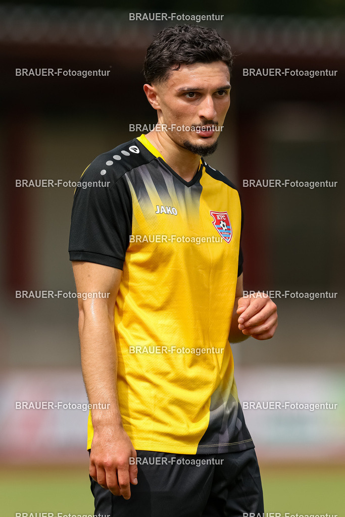 1_SVSKFC_20250726_0262.JPG -  - SV Schermbeck - KFC Uerdingen  - Testspiel | Schermbeck, Deutschland, 26.07.25: Batuhan Özden (KFC Uerdingen) schaut während des Testspiel Spiels zwischen SV Schermbeck - KFC Uerdingen  in der Volksbank Arena am 26. July 2025 in Schermbeck, Deutschland. (Foto von Stefan Brauer/Brauer-Fotoagentur)