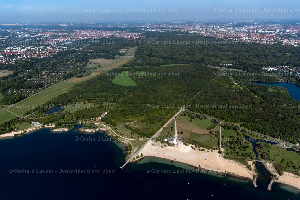 4041597 | LEIPZIG 15.09.2020 Badegäste suchen sommerliche Abkühlung am Uferbereich des reizeitcampus am Cospudener See im Ortsteil Lauer in Leipzig im Bundesland Sachsen, Deutschland. Weiterführende Informationen bei: Freizeitcampus. // Bathers look to cool off in summer on the banks of the Freizeitcampus on Cospudener lake in the district Lauer in Leipzig in the state Saxony, Germany. Further information at: Freizeitcampus. Foto: Gerhard Launer