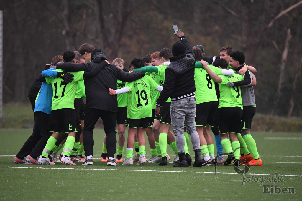 JFV Edewecht-Osnabrücker SC | C-Jugend Landesliga; JFV Edewecht (grün)-Osnabrücker SV (rot) am 18.11.2023; in Edewecht (Sportanlage Göhlenweg), Photo: Philip Eiben 2023 - Realisiert mit Pictrs.com
