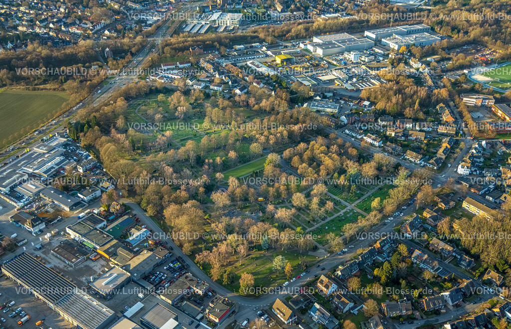 Bottrop251204310 | Luftbild, Nordfriedhof, grüne Bäume und Gräberfeld, oben Gewerbegebiet Werkstraße, Eigen, Bottrop, Ruhrgebiet, Nordrhein-Westfalen, Deutschland