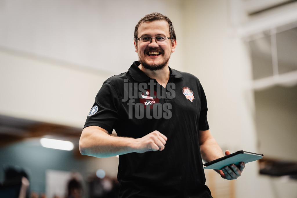 Volleyball | Frauen | Saison 2025/2026 | Volleyball Bundesliga | ETV Hamburger Volksbank Volleys vs. Dresdner SC | 15.11.2025 | Trainer Markus Friedrich (ETV Hamburger Volksbank Volleys) freut sich