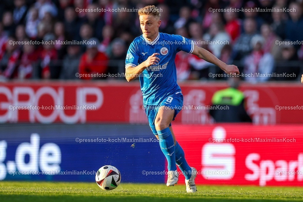 RWE06042501104 | 2025.04.06, Fußball, 3.Liga, Rot-Weiss Essen - FC Hansa Rostock, Stadion Hafenstraße, Saison 2024 2025: Cedric Harenbrock (FC Hansa Rostock #08) DFB regulations prohibit any use of photographs as image sequences and or quasi-video.
