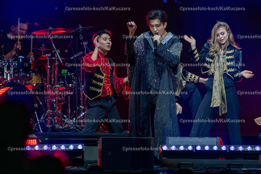 KKU24112401021 | 24.11.2024, xkkux, Düsseldorf, PSD-Bank Dome, Der kasachische Sänger Dimash Qudaibergen (Dinmukhammed Qanatuly Qudaibergen) performt zusammen mit seinen Tänzern bei seiner Live Show STRANGER