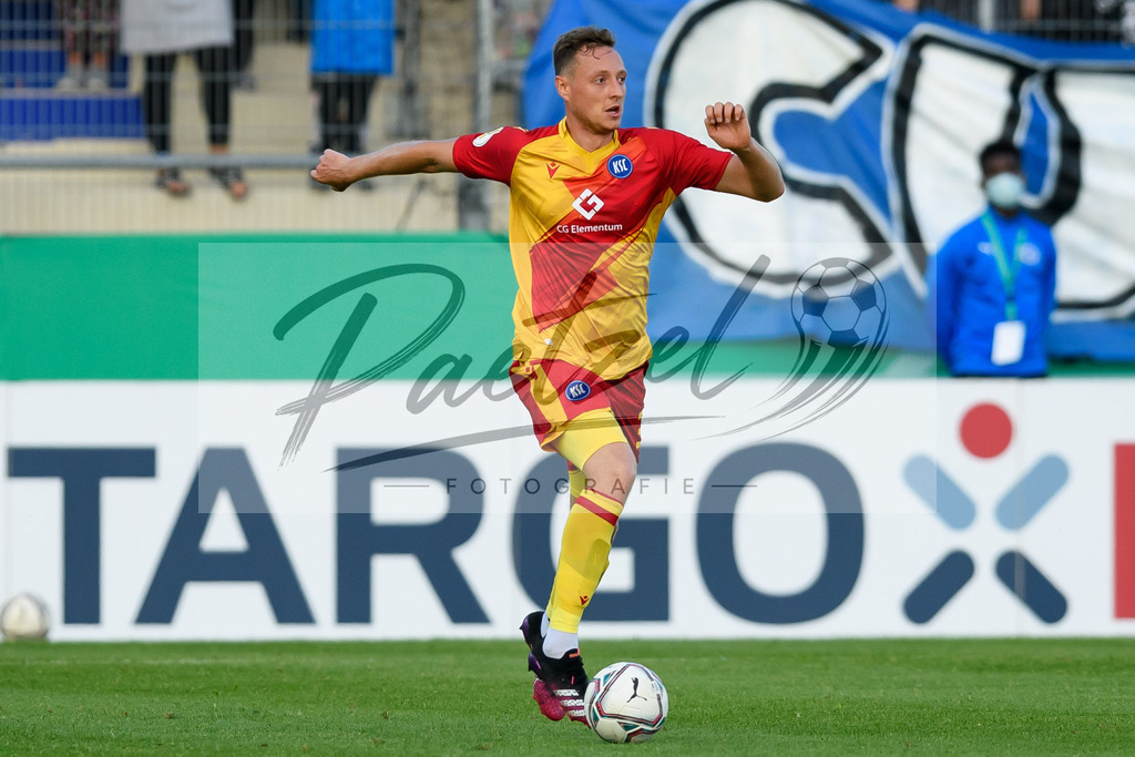 LOTKSC20210809_253 | Fussball, Herren: Robin Bormuth (Karlsruher SC) in Aktion, am Ball, Einzelaktion beim Spiel der 1. Runde im DFB-Pokal zwischen SF Lotte und Karlsruher SC im Stadion am Lotter Kreuz am 09.08.2021 in Lotte, Deutschland.DFB / DFL REGULATIONS PROHIBIT ANY USE OF PHOTOGRAPHS AS IMAGE SEQUENCES AND/OR QUASI-VIDEO. - Realisiert mit Pictrs.com