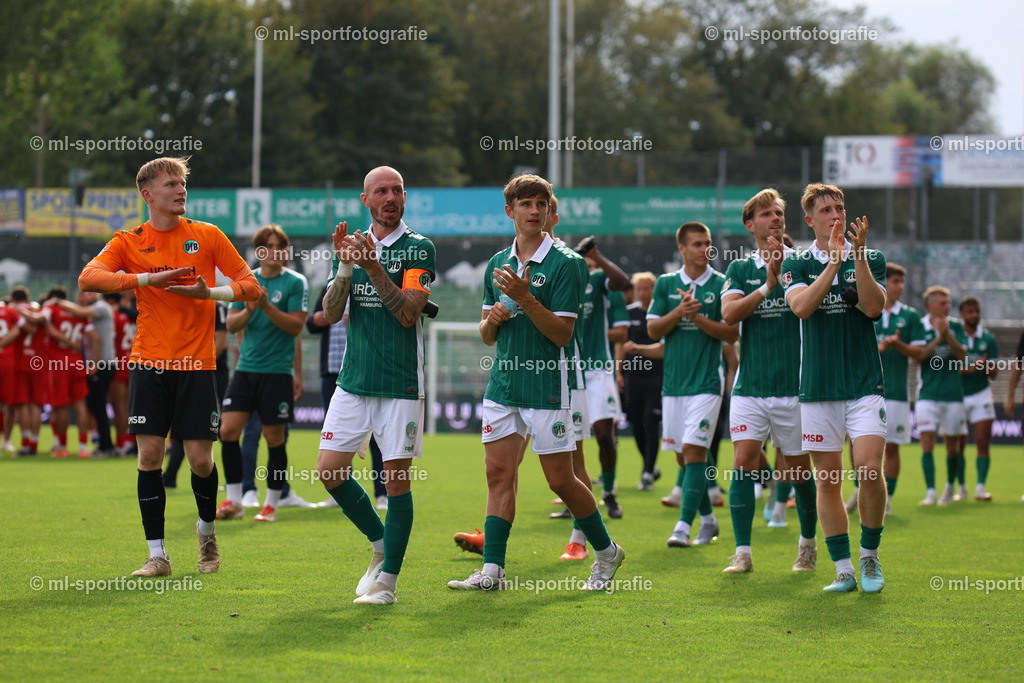 Fußball I Herren I Saison 2025/2026 I Regionalliga Nord I 10. Spieltag I VfB Lübeck - FSV Schöningen | Die Mannschaft des VfB Lübeck bedankt sich bei den Fans - Realisiert mit Pictrs.com