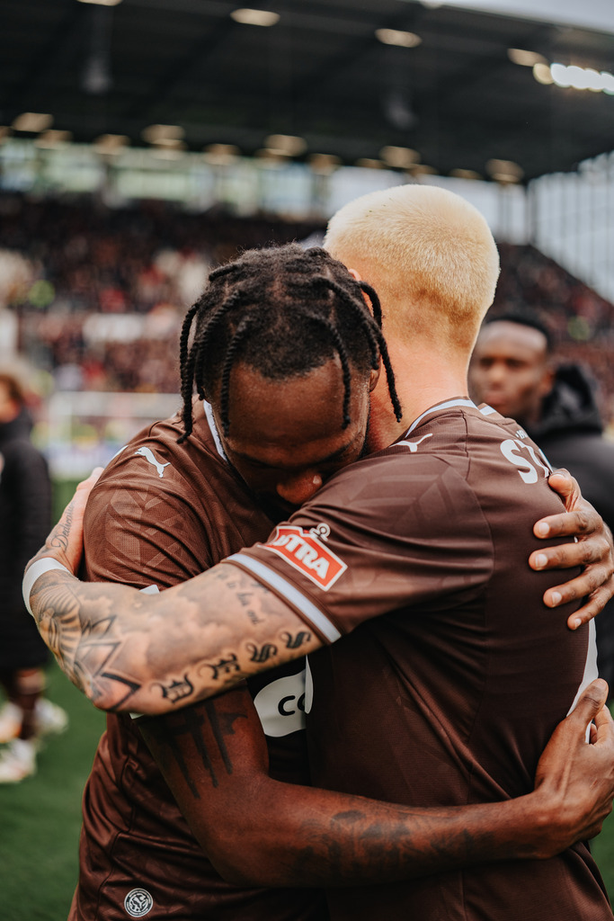 FCS03959 | Der offizielle Shop für FC St. Pauli Fotos. Wähle aus Spielszenen & Fanmomenten dein FCSP Wunschformat. Wir liefern Millerntor-Atmosphäre.