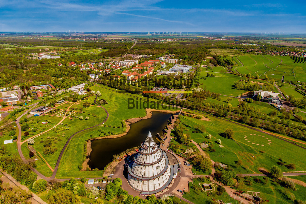 Magdeburg Jahrtausendturm Elbauenpark-8909 | Jahrtausendtum und Hochschule Stendal im Elbauenpark mit Angersee - Realisiert mit Pictrs.com