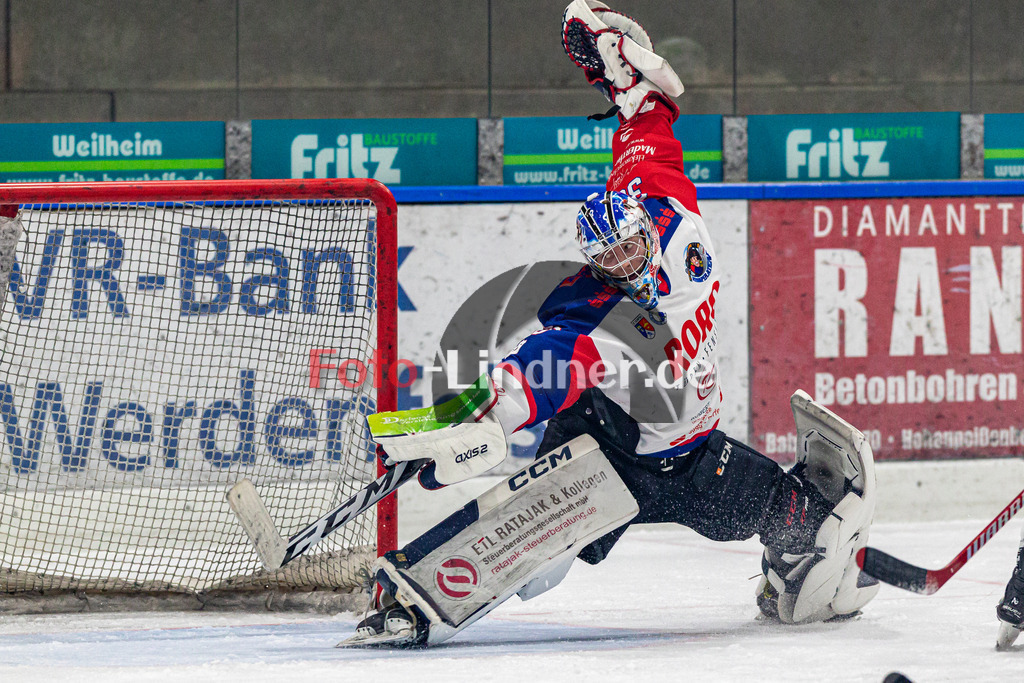 TSV Peißenberg Miners vs ESC Dorfen Eispiraten | Eishockey Bayernliga 2023/2024, TSV Peißenberg Miners vs ESC Dorfen Eispiraten, 20231229,
Parade Andreas MAREK (Eispiraten Goalie 30),
2023-12-29 in Peißenberg (Eisstadion)
30 Andreas MAREK (Eispiraten Goalie 30)
Copyright: WolfgangxLindner foto-lindner.de