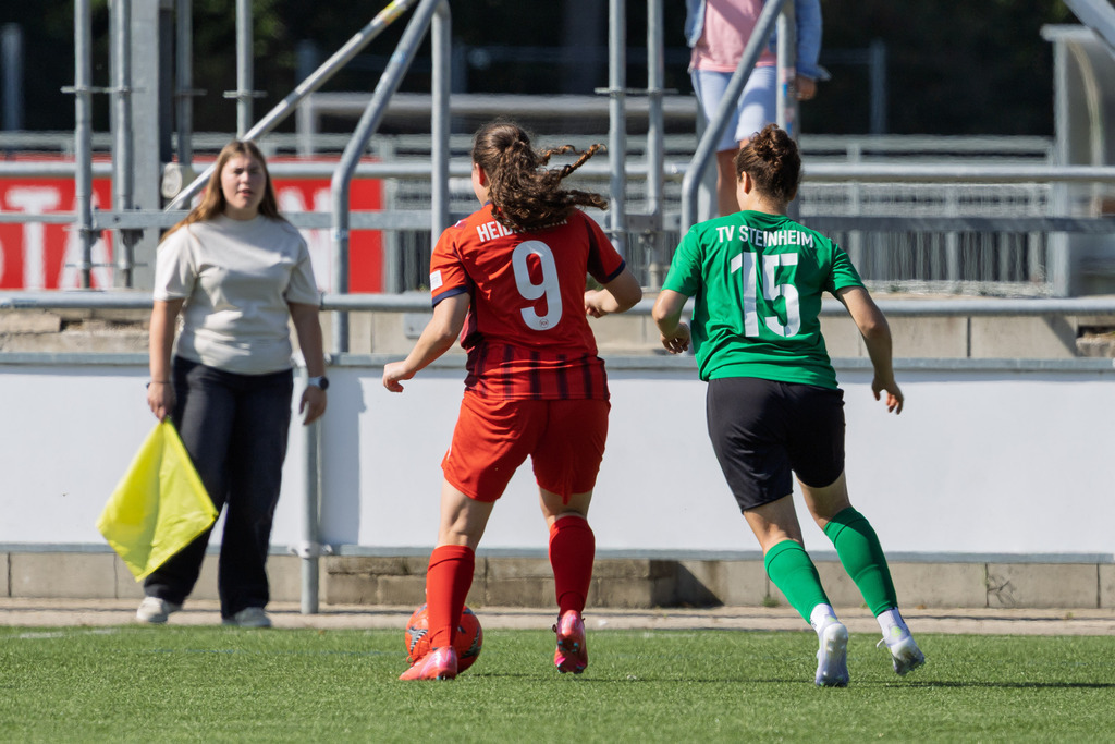 FCHSTE_250921_4047 | 1.FC Heidenheim 1846 II vs. TV Steinheim, Fußball, Frauen, Bezirksliga, 2025/2026, 2.Spieltag, 21.09.2025 in Heidenheim, Kunstrasen b. Voith-Arena West(Foto: Michael Bulling) - Realisiert mit Pictrs.com