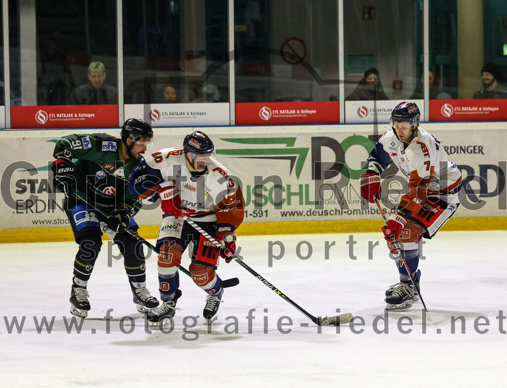 2023-03-03_130_TSV_Erding_gegen_ESC_Kempten | Erding, Deutschland, 03.03.2023:
Eishockey, Bayernliga Playoffs 2022 / 2023, Viertelfinale, TSV Erding gegen ESC Kempten, Endergebnis: 9:3

Rudolf Lorenz (Erding Gladiators, #91), Nikolas Oppenberger (ESC Kempten, #10), Sebastian Koberger (ESC Kempten, #7)

Foto: Christian Riedel / fotografie-riedel.net