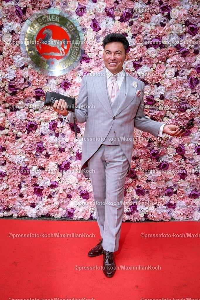 HanPromi24082500039 | 2025.08.24, Promis beim Audi-Ascot-Renntag auf der Galopprennbahn Neue Bult in Hannover. Die Gäste genießen die elegante Atmosphäre beim Pferderennen. Matthias Mangiapane (TV-Star)