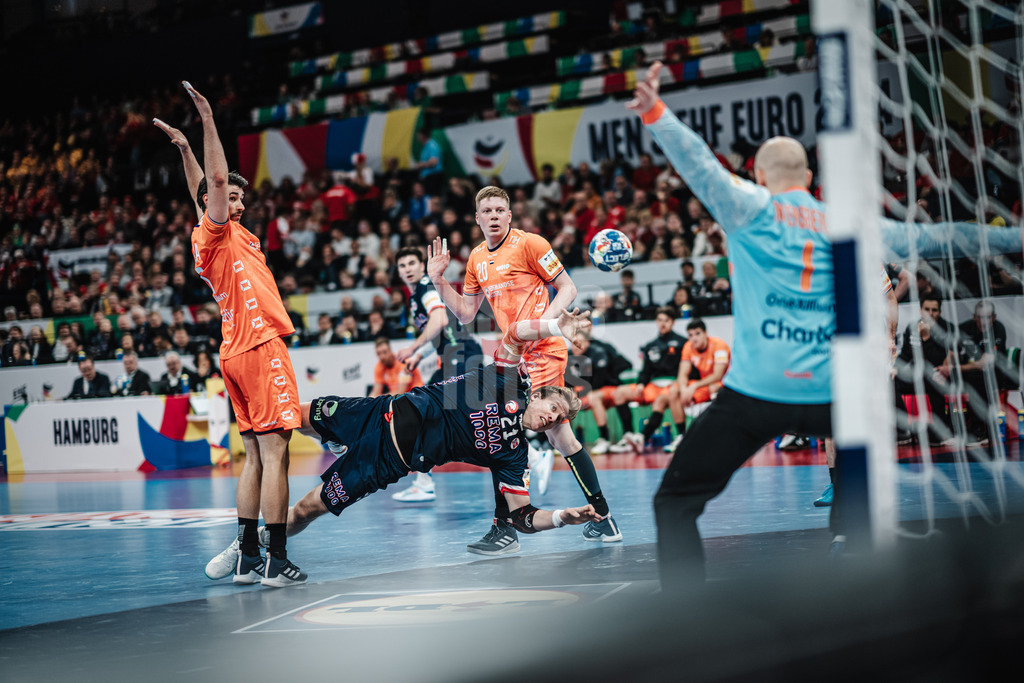 Handball | Herren | EHF EURO 2024 | European Championshop Men 2024 Final Tournament | Norwegen vs. Niederlande | 19.01.2024 | Magnus Gullerud (#21, Norwegen, NOR) beim Wurf aufs Tor