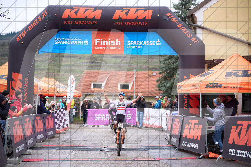 34. KTM Kamptal Trophy 1, FOIDL Maximilian (AUT), Men Elite, KTM FACTORY MTB TEAM bei der knappen Zielankunft vor 3, BAIR Mario (AUT), Cabtech racing team | ZÖBING, Österreich – 2026-03-29: 34. KTM Kamptal Trophy1, FOIDL Maximilian (AUT), Men Elite, KTM FACTORY MTB TEAM bei der knappen Zielankunft vor 3, BAIR Mario (AUT), Cabtech racing teamFoto: © 2026 Martin Bihounek - MB Creative e.U.