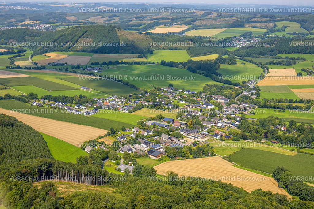 Meschede250807496 | Luftbild, Wohngebiet Ortsansicht Ortsteil Altenhellefeld, Wiesen und Felder in Hügellandschaft, hinten Berg und Hardt Waldgebiet mit Waldschäden, Altenhellefeld, Sundern, Sauerland, Nordrhein-Westfalen, Deutschland