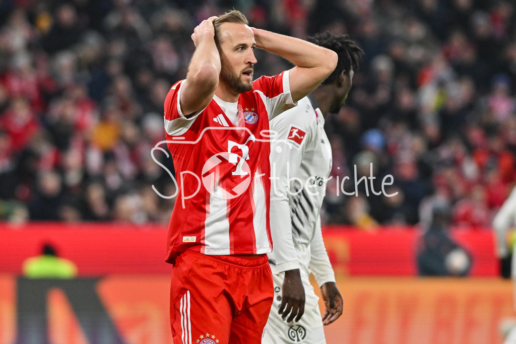 FC Bayern München - 1. FSV Mainz 05 | MUNICH, GERMANY - 14. DECEMBER: Harry KANE (FC Bayern Munich 9) ärgert sich über eine vergebene Chance / Einzelfoto / Freisteller während dem Bundesligamatch zwischen dem FC Bayern München und dem 1. FSV Mainz 05 am 14. Spieltag in der Allianz Arena / DFL REGULATIONS PROHIBIT ANY USE OF PHOTOGRAPHS AS IMAGE SEQUENCES AND/OR QUASI-VIDEO