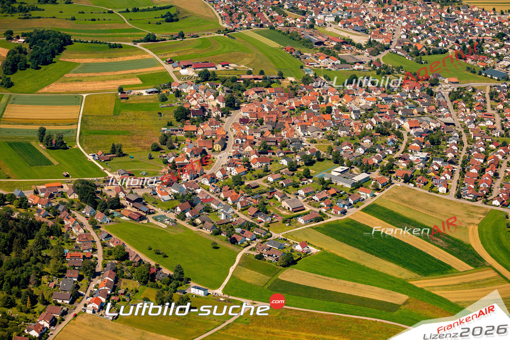 Das Luftbild zeigt : Kleinengstingen Engstingen - Die Luftaufnahme wurde 2024 vom UL-Flugzeug aus erstellt ( keine Drohne ) - Hochauflösende Luftaufnahme - Für grossformatige Ausdrucke geeignet. Die Geschenkidee !Mit Lizenz und Bildrechte bestellbar