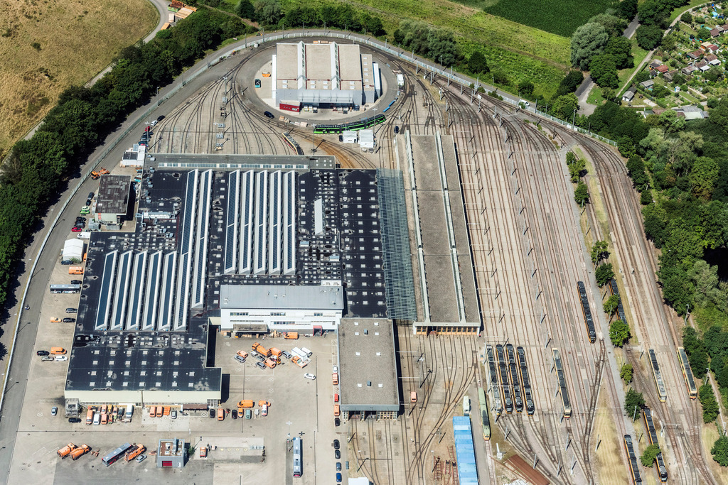 dr__0018840.jpg | KARLSRUHE 04.07.2017 Bahnbetriebswerk und Ausbesserungswerk, Wartung und Instandhaltung von Zügen des Personentransportes der Baureihe Bahn und Busse in Karlsruhe im Bundesland Baden-Württemberg, Deutschland. // Railway depot and repair shop for maintenance and repair of trains of passenger transport of the series Bahn and Busse in Karlsruhe in the state Baden-Wuerttemberg, Germany. Foto: Daniel Reiter