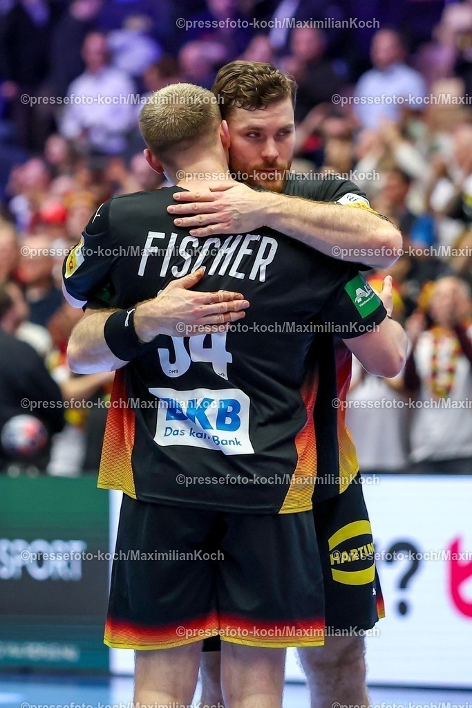 EHF19012602111 | 19.01.2026, Handball, Men's EHF EURO 2026, Deutschland - Spanien, Jyske Bank Boxen in Herning, Dänemark, Preliminary Round:  Justus Fischer (Germany #54) liegt sich mit  Johannes Golla (Germany #04) in den Armen nach dem Sieg gegen Spanien