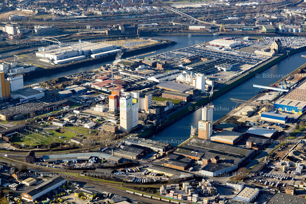 Luftbild Neuss-8918 | Luftbildfotografie Kaianlagen und Schiffs- Anlegestellen der Binnenschiffahrt mit Verlade- Terminals am Binnenhafen am Theodor-Heuss-Platz in Neuss im Bundesland Nordrhein-Westfalen, Deutschland. - Realized with Pictrs.com
