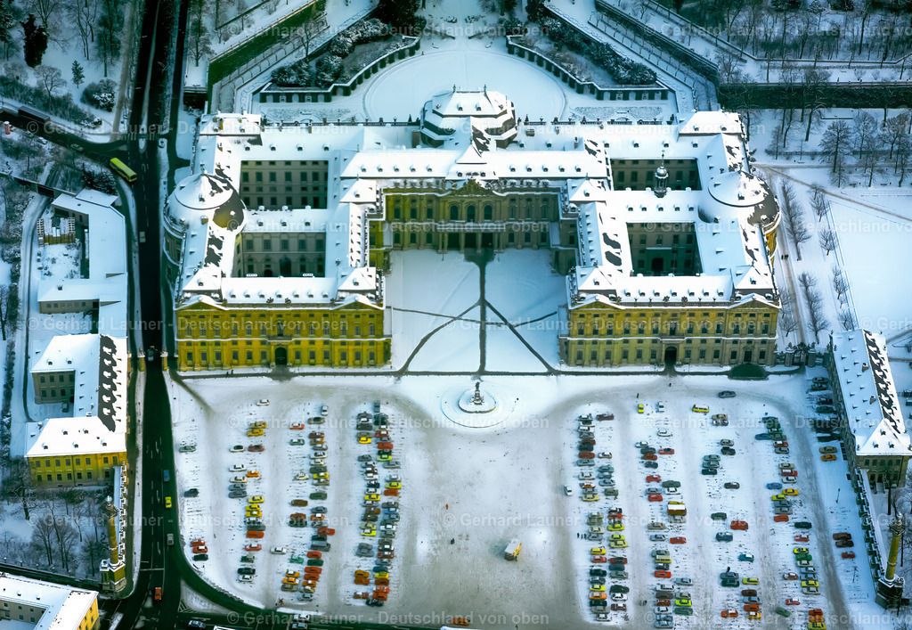 3651001 | Würzburger Residenz ist ein barocker Schlossbau am Rande der Innenstadt von Würzburg, der 1720 begonnen wurde und bis 1744 vollendet war. Winteraufnahme