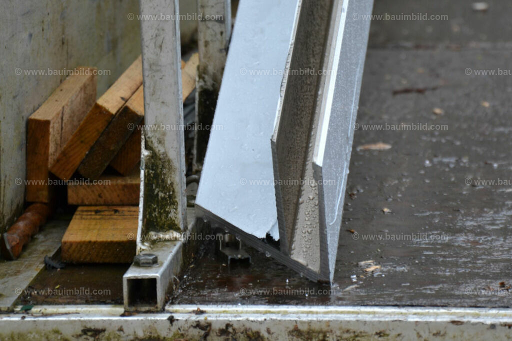 bib-lg24-metallbau-0002 | Nach LV-Leistungsgruppen sortierte Detailfotos über den Bau eines Hauses. Alle Hausbau-Bilder direkt vom Urheber und Autor der Website Haus-Selber-Bauen.com