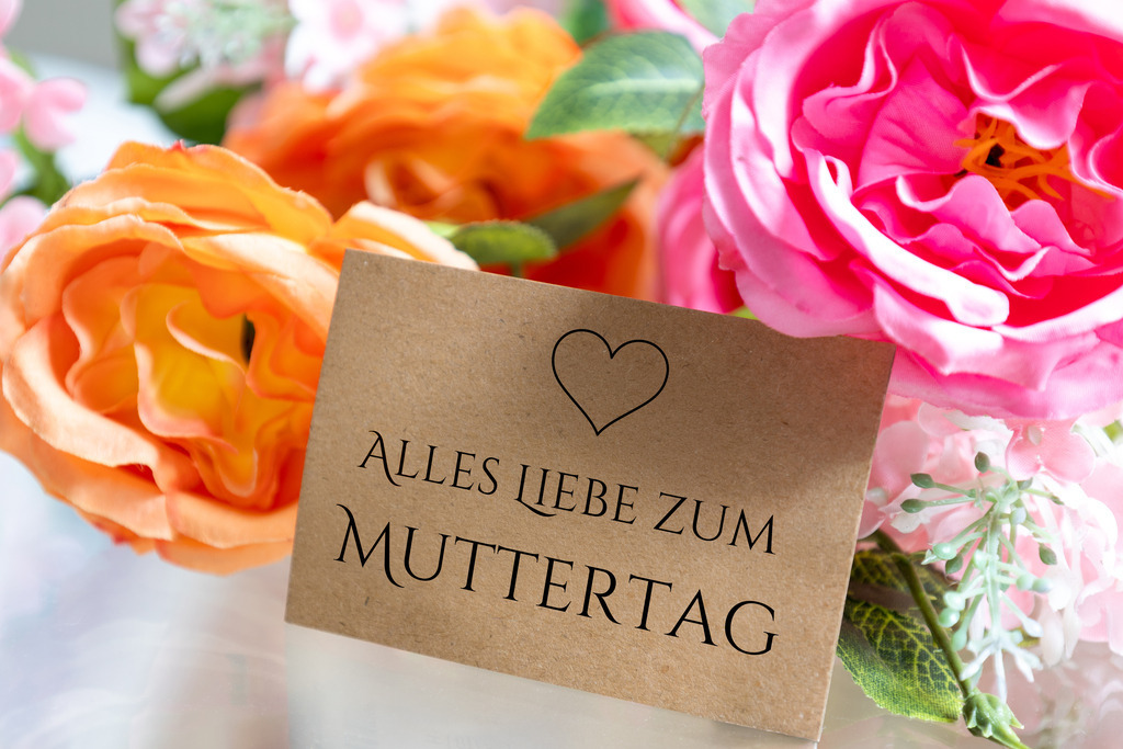 Liebevoller Muttertagsgruß auf einer Karte, umgeben von Blumen (mit hinzugefügtem Text ALLES LIEBE ZUM MUTTERTAG) | Liebevoller Muttertagsgruß auf einer Karte, umgeben von Blumen (mit hinzugefügtem Text ALLES LIEBE ZUM MUTTERTAG) - Realisiert mit Pictrs.com