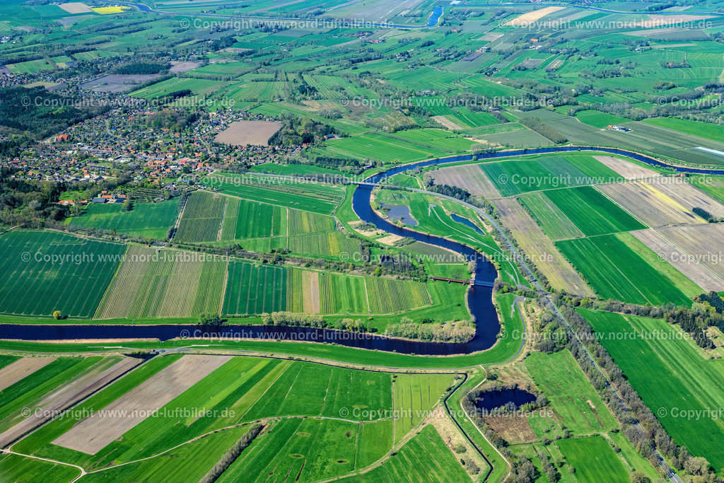 Hechthausen_Oste_Brücke_ELS_0414290423 | HECHTHAUSEN 29.04.2023 Ortsansicht der Straßen und Häuser der Wohngebiete in Hechthausen mit dem dem Fluß " Oste " im Bundesland Niedersachsen, Deutschland. // City view of the streets and houses of the residential areas in Hechthausen with the river " Oste " in the state Lower Saxony, Germany. Foto: Martin Elsen