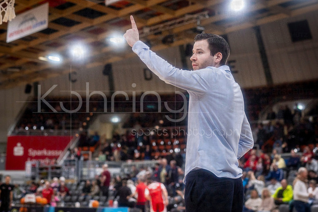 Barmer 2. Basketball Bundesliga ProA: Bayer Giants Leverkusen vs. RheinStars Koeln, 04.04.26 | Leverkusen, 04.04.26 - Oliver Elling (Assistant Coach RheinStars Köln) während des Spiels der Barmer 2. Basketball Bundesliga ProA: Bayer Giants Leverkusen vs. RheinStars Koeln in der Ostermann Arena in Leverkusen.