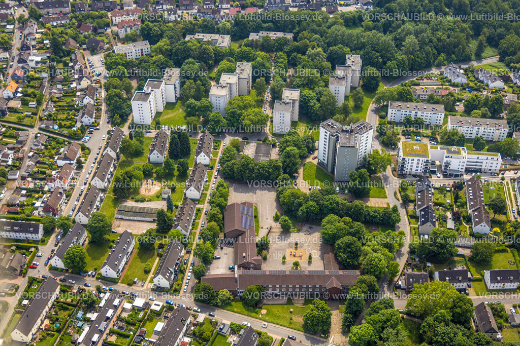 Hattingen250516874 | Luftbild, Erik-Nölting-Grundschule mit Schulhof und Dach mit Solarpaneelen, 3-fach Hochhäuser An der Hunsebeck, Hattingen, Ruhrgebiet, Nordrhein-Westfalen, Deutschland
