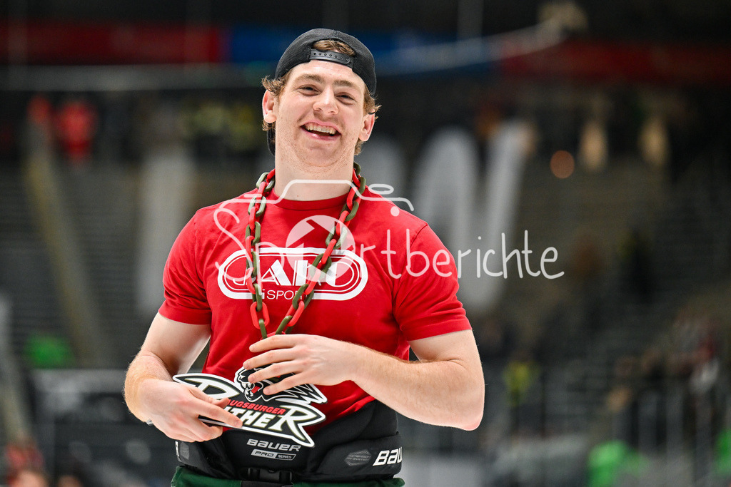Augsburger Panther - Eisbären Berlin | AUGSBURG, GERMANY - 27. JANUARY: Die Spieler der Panther feiern zusammen mit den Fans den 2-1 Heimsieg gegen Berlin nach dem Match zwischen den Augsburger Panthern und den Fischtown Pinguins am 43. Spieltag der Penny DEL im Curt Frenzel Stadion / Kyle MAYHEW (Augsburger Panther 27)