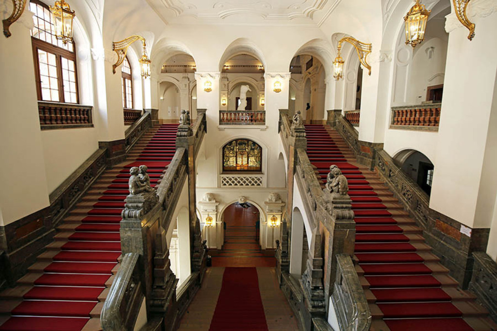 Bildlexikon Leipzig - Neues Rathaus - Haupttreppenhaus | Das Team hinter BILDLEXIKON LEIPZIG bündelt historische wie aktuelle Informationen über die Stadt Leipzig in Text und Bild auf einer Plattform und stellt diese der interessierten Öffentlichkeit zur Verfügung.