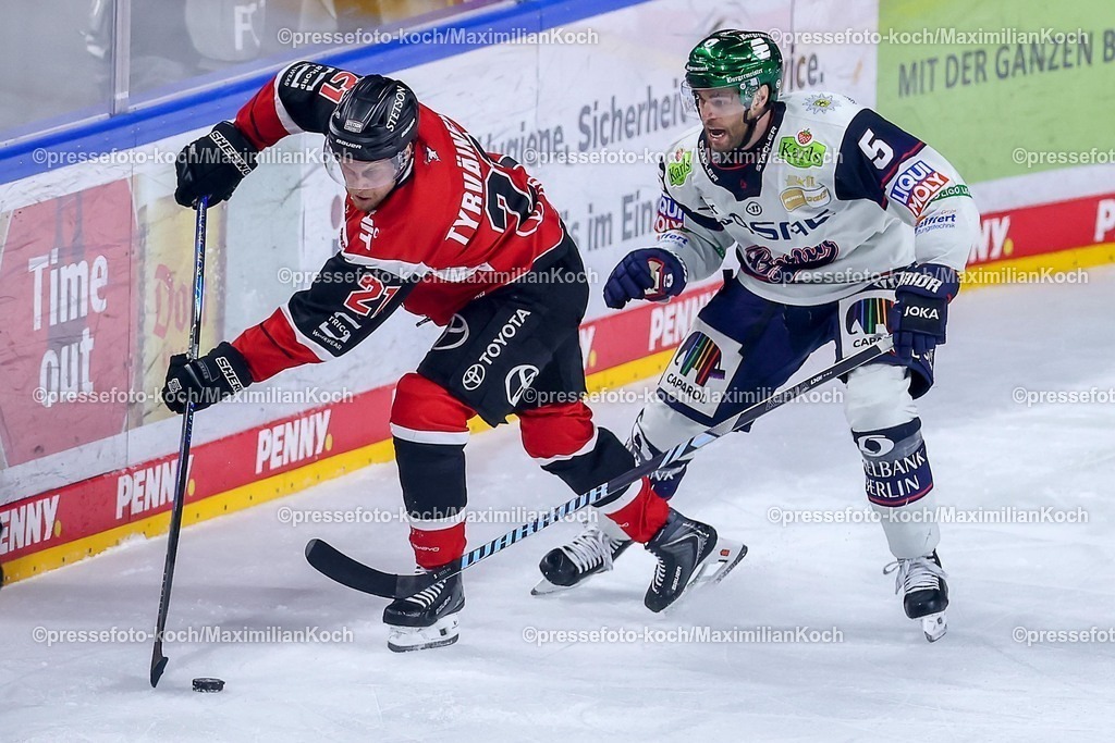 KEC15042601130 | 15.04.2026, Eishockey, DEL Halbfinale Play-Offs, Kölner Haie - Eisbären Berlin, Spiel 4, Lanxess-Arena Köln: Juhani Tyrväinen (Kölner Haie #21) im Zweikampf gegen  Mitch Reinke (Eisbären Berlin #05) 