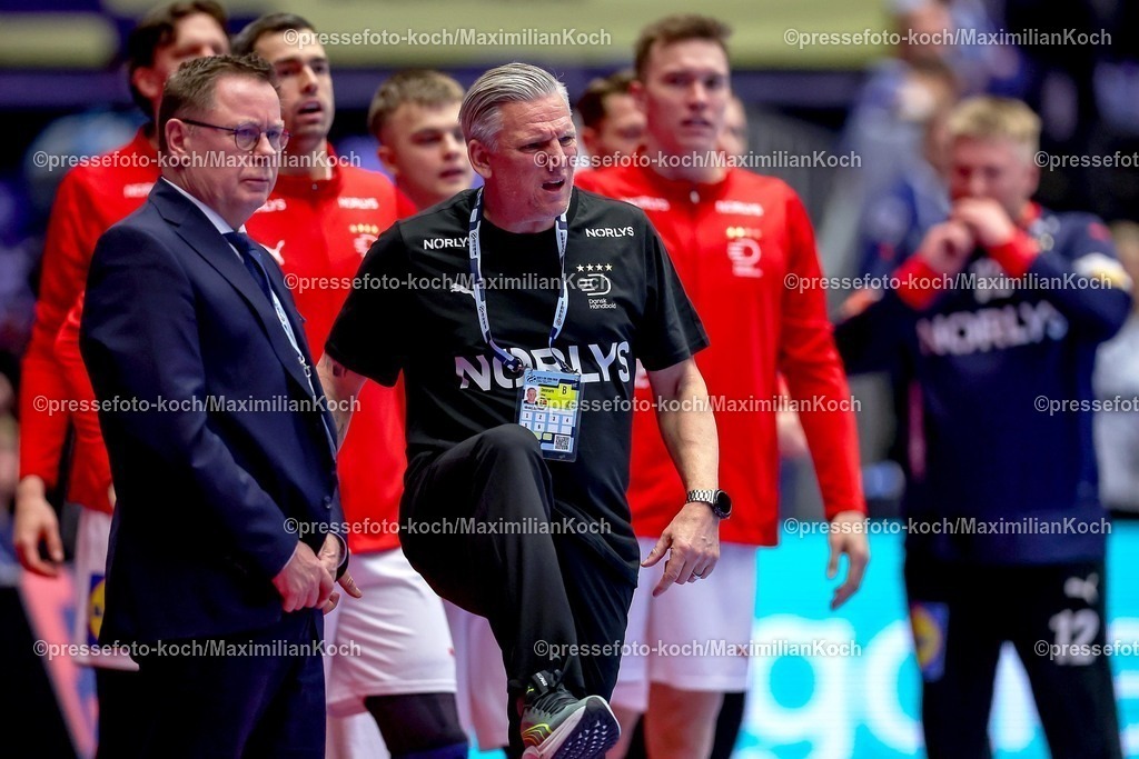 EHF01022602031 | 01.02.2026, Handball, Men's EHF EURO 2026, Deutschland - Dänemark, Jyske Bank Boxen in Herning, Final:  Headcoach Nikolaj Jacobsen (Denmark #hc) gestikulierend am Spielfeldrand  