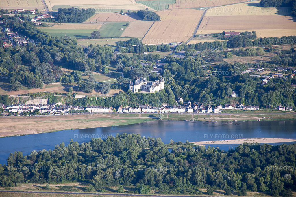 Aerial view: View of the town in Chaumont-sur-Loire in the state Loir et Cher, France. – Photo: IMG_081205.jpg taken on 06/19/2015 by Werner Riehm/FLY-FOTO.com – Resolution of the original: 5472 x 3648 px