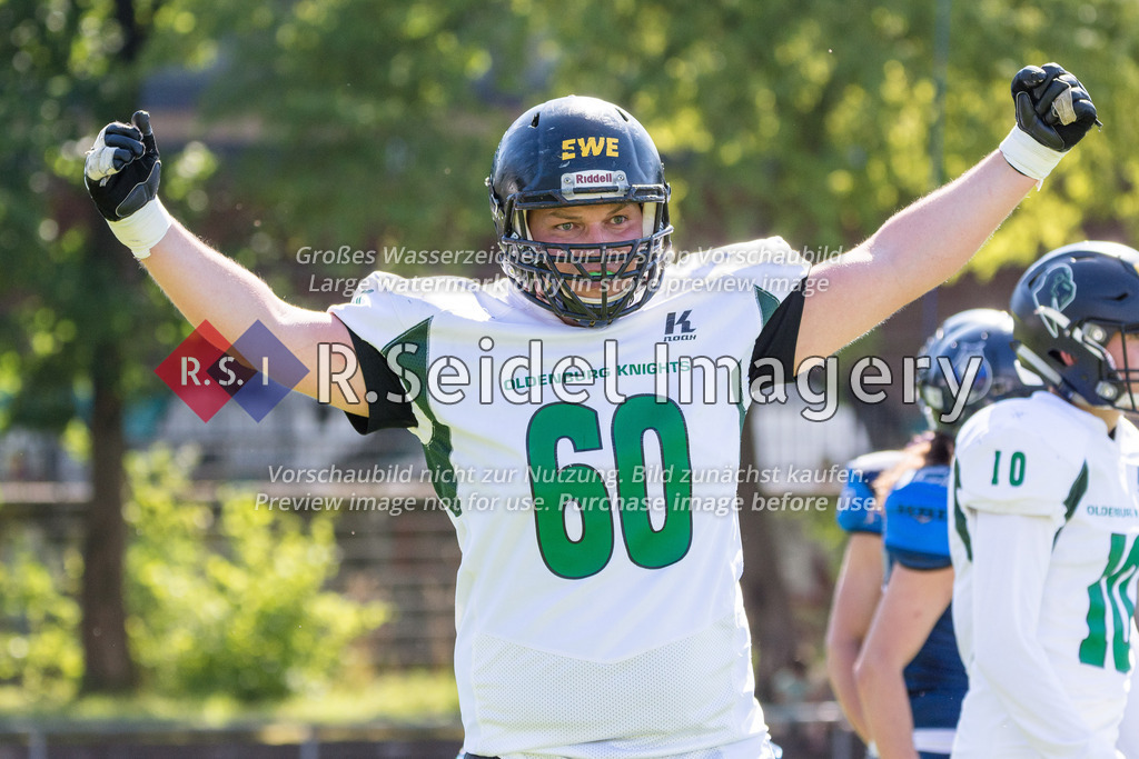 American Football, Saison 2022, Regionalliga Nord, Hamburg Blue Devils - Oldenburg Knights, Dr.-Hermann-Schnell-Sportplatz (Hamburg), 06.08.2022, 07. Gameweek | Alexander Hartwig (#60, Oldenburg, OL) freut sich über einen riesigen Raumgewinn.