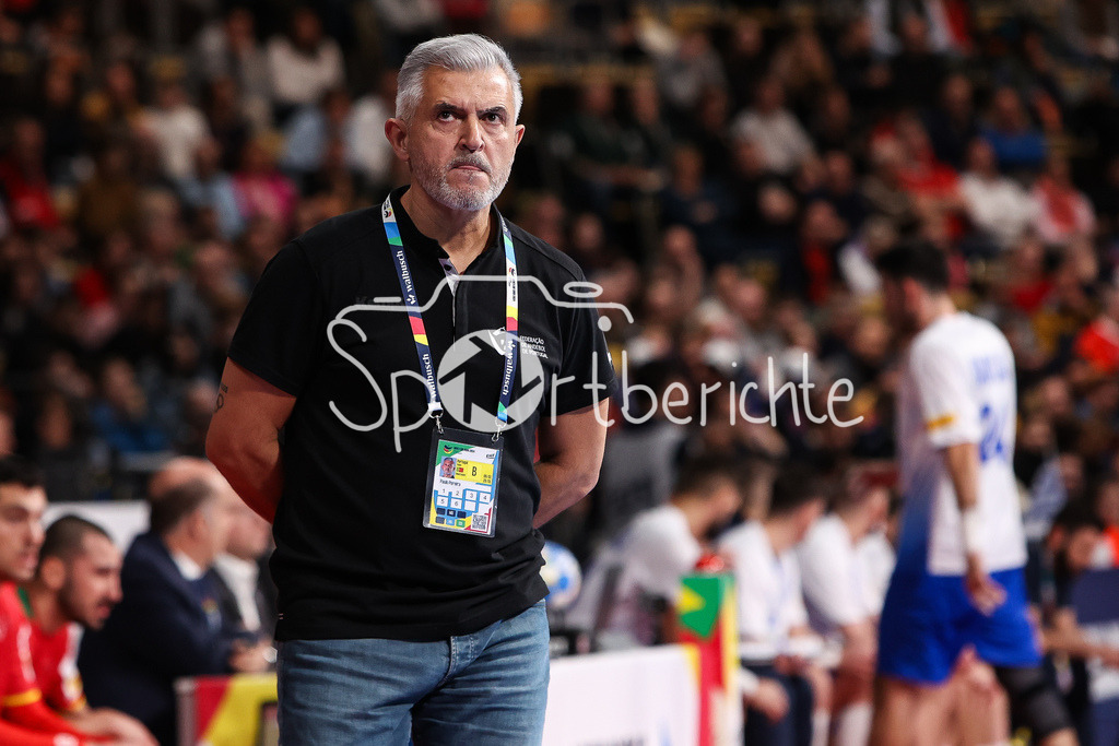 Portugal - Griechenland | Portugal Trainer Paulo PEREIRA in Aktion / Freisteller / Einzelfoto