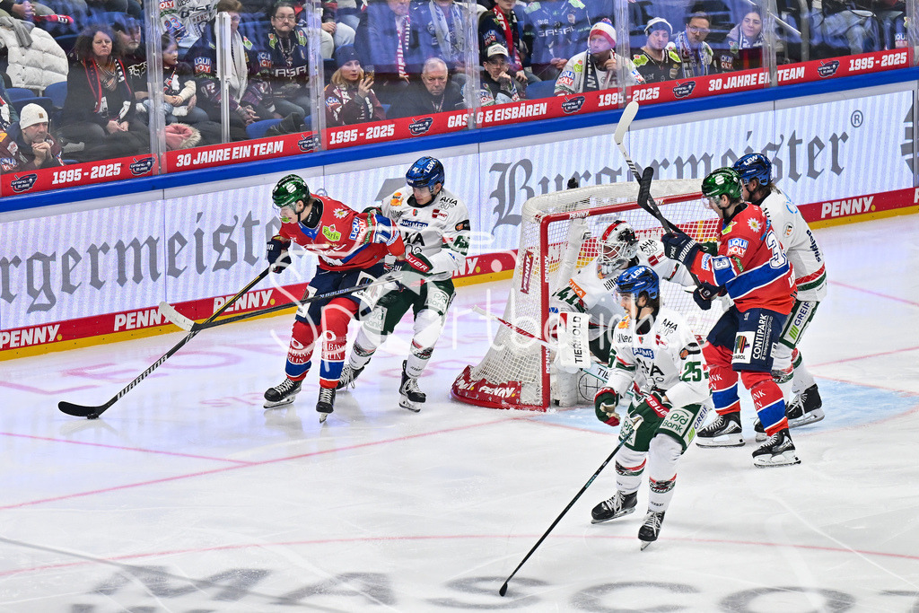 Eisbären Berlin - Augsburger Panther | BERLIN, GERMANY - 04. JANUARY: hinter dem Tor von Peyton JONES (Augsburger Panther 41) im Duell Eric HÖRDLER (Eisbären Berlin 77) und Fabrizio PILU (Augsburger Panther 68) während dem Match zwischen den Eisbären Berlin und den Augsburger Panthern am 36. Spieltag der Penny DEL in der UBER Arena
