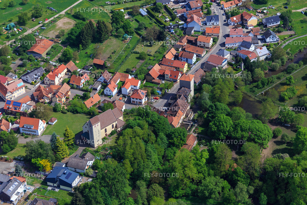 St. Bartholomäus https://www.hl-christophorus-woerth.de/ | Luftbild: St. Bartholomäus https://www.hl-christophorus-woerth.de/ in Berg im Bundesland Rheinland-Pfalz in Deutschland. Foto: IMG_078595.jpg vom 08.05.2015 durch Werner Riehm/FLY-FOTO.de - Realisiert mit Pictrs.com