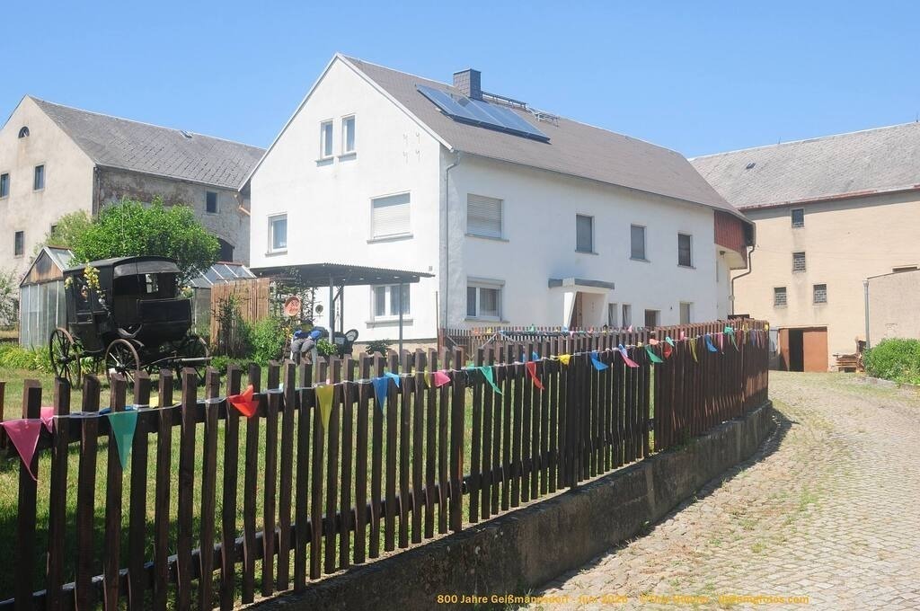 Geißmannsdorf-2026-Ortsbilder-381 | Geißmannsdorf bei Bischofswerda im Sommer 2026. Ein fotografischer Streifzug durch das Dorf Geißmannsdorf, mit Gebäuden, Straßen, Strohpuppen und geschmückten Vorgärten und Grundstücken anlässlich der 800-Jahr-Feier von Geißmannsdorf im Juni 2026 - Realisiert mit Pictrs.com