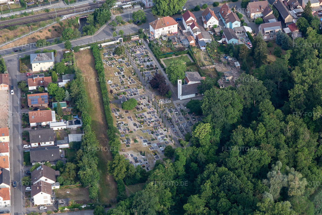 Luftbild: Friedhof im Ortsteil Sondernheim in Germersheim im Bundesland Rheinland-Pfalz in Deutschland. Foto: IMG_120840.jpg vom 03.06.2020 durch Werner Riehm/FLY-FOTO.de