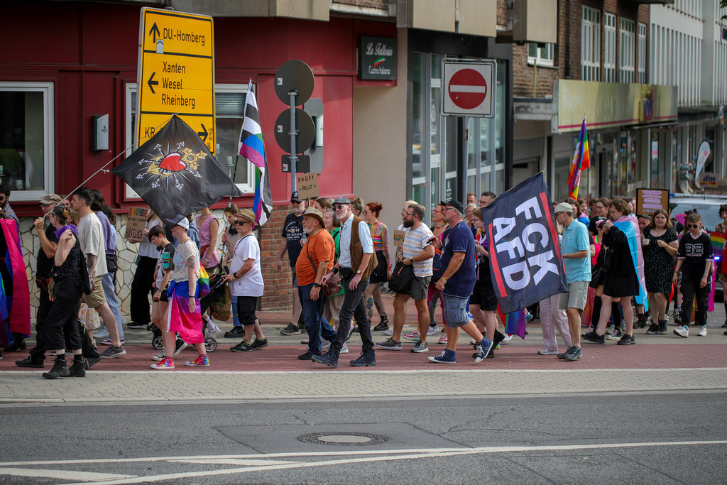 CSD_Moers_190725_070 | Bildergalerie von Sport-Ereignissen aber auch von weiteren spannenden Dingen - nicht nur vom Niederrhein. In Anlehnung an den bekannten Spruch von Hanns Dieter Hüsch heißt das Motto: "Niederrhein ist überall".  - Realisiert mit Pictrs.com