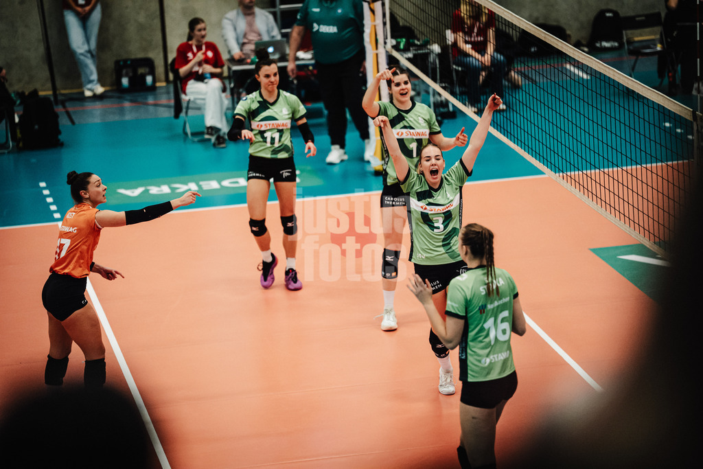 Volleyball | Frauen | Saison 2025/2026 | Volleyball Bundesliga | ETV Hamburger Volksbank Volleys vs. Ladies in Black Aachen | 29.10.2025 | Aachen jubelt, v.l. Kacey Jost (#17, Ladies in Black Aachen), Tsvetelina Ilieva (#11, Ladies in Black Aachen), Celine Jebens (#1, Ladies in Black Aachen), Marit Zander (#3, Ladies in Black Aachen) und Karmena Struka (#16, Ladies in Black Aachen)