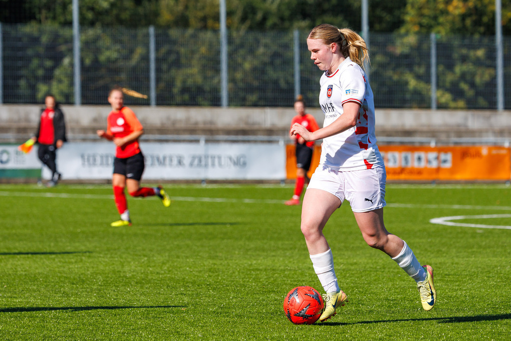 FCHHÜT_251003_3327 | 1.FC Heidenheim 1846 II vs. TSV Hüttlingen, Fußball, Frauen, Bezirkspokal, 2025/2026, 1.Runde, 03.10.2025 in Mergelstetten, Sportplatz 2(Foto: Michael Bulling) - Realisiert mit Pictrs.com