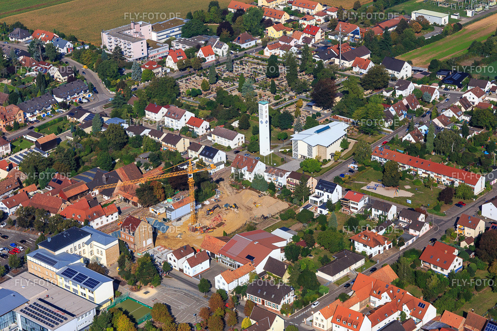 Baustelle für Wohn- und Geschäfsthäuser nach Abriss zwischen Marktstraße und Goethestr- | Luftbild: Baustelle für Wohn- und Geschäfsthäuser nach Abriss zwischen Marktstraße und Goethestr- in Kandel im Bundesland Rheinland-Pfalz in Deutschland. Foto: IMG_094953.jpg vom 24.09.2016 durch Werner Riehm/FLY-FOTO.de - Realisiert mit Pictrs.com