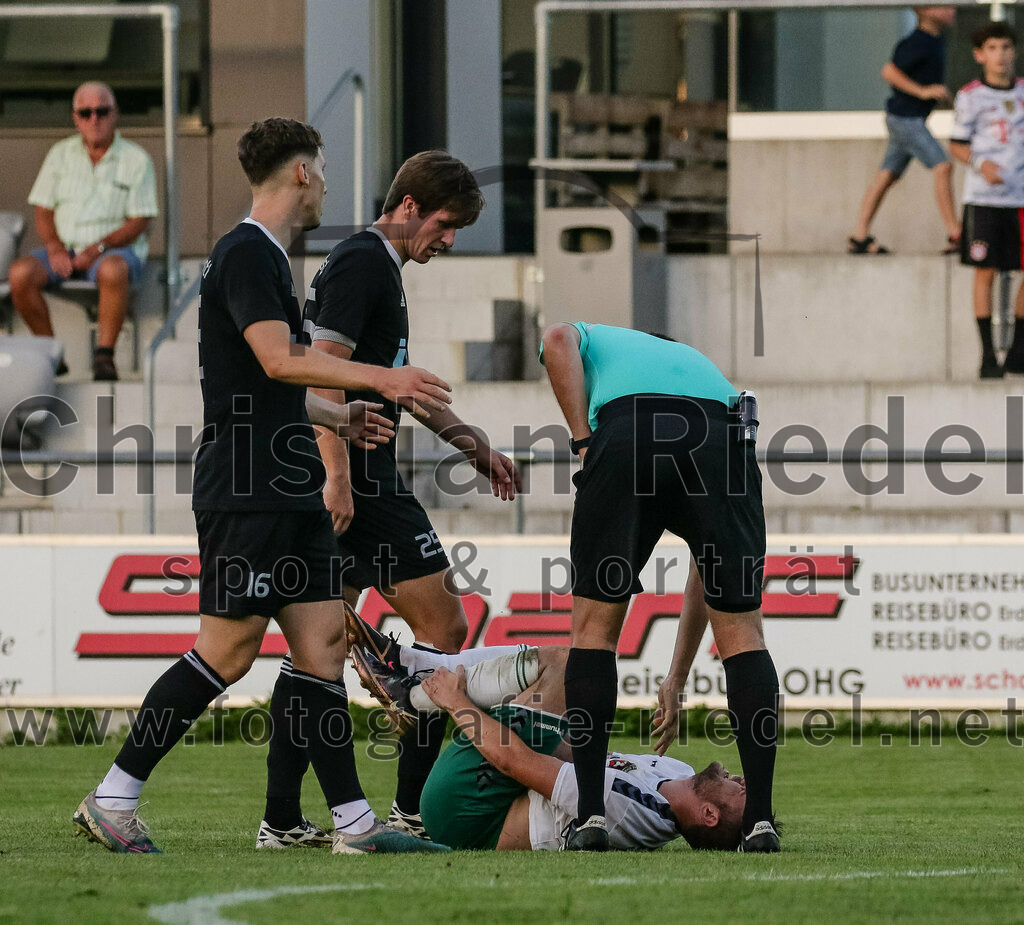 2023-08-18_120_FC_Schwaig_gegen_TSV_Kastl | Oberding, Deutschland, 18.08.2023:
Fußball, Landesliga Südost 2023 / 2024, 7. Spieltag, FC Schwaig gegen TSV Kastl, Endergebnis: 2:2

Pascal Linhart (TSV Kastl, #16), Tobias Bartl (FC Schwaig, #37), Schiedsrichter Hendrik Hufnagel

Foto: Christian Riedel / fotografie-riedel.net