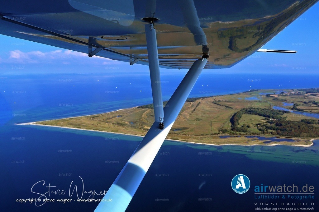 Geltinger Birk Luftbild - Die Landschaft ist von großer biologischer Bedeutung | Die Landschaft ist von großer biologischer Bedeutung: Rund 200 Vogelarten können hier beobachtet werden, darunter über 90 Brutvogelarten wie Graugans, Kranich, Mittelsäger und verschiedene Reiherarten, sowie eine Graureiher- und Kormorankolonie.