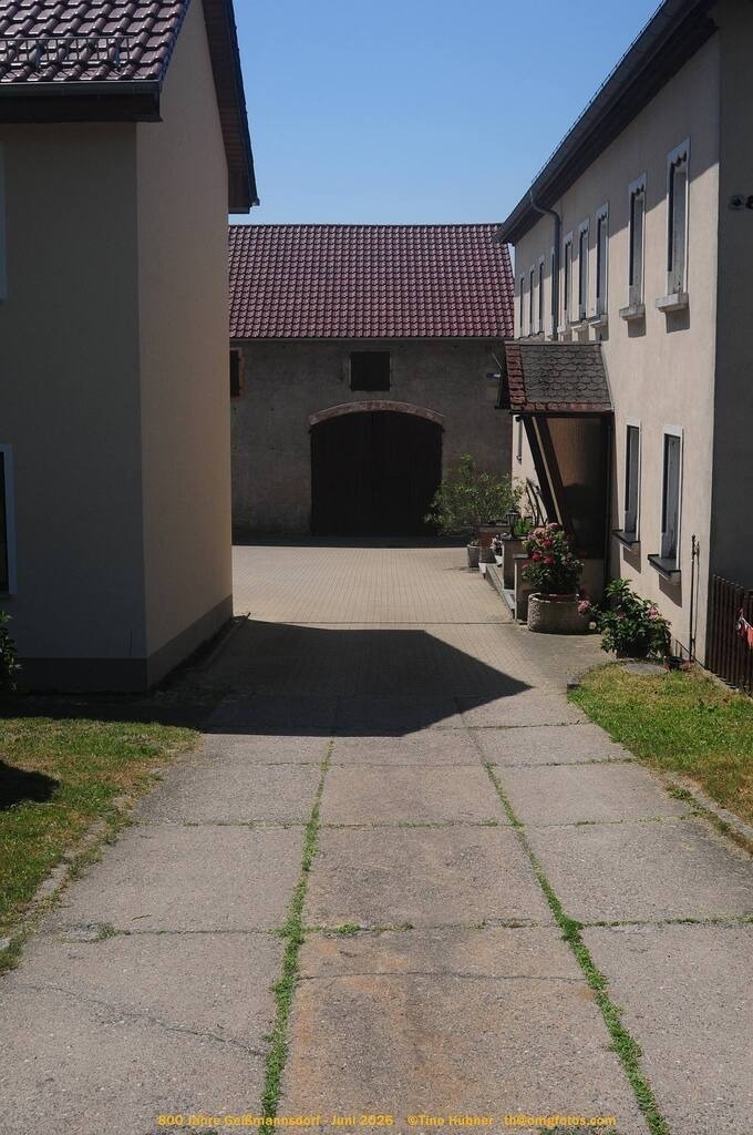 Geißmannsdorf-2026-Ortsbilder-286 | Geißmannsdorf bei Bischofswerda im Sommer 2026. Ein fotografischer Streifzug durch das Dorf Geißmannsdorf, mit Gebäuden, Straßen, Strohpuppen und geschmückten Vorgärten und Grundstücken anlässlich der 800-Jahr-Feier von Geißmannsdorf im Juni 2026 - Realisiert mit Pictrs.com