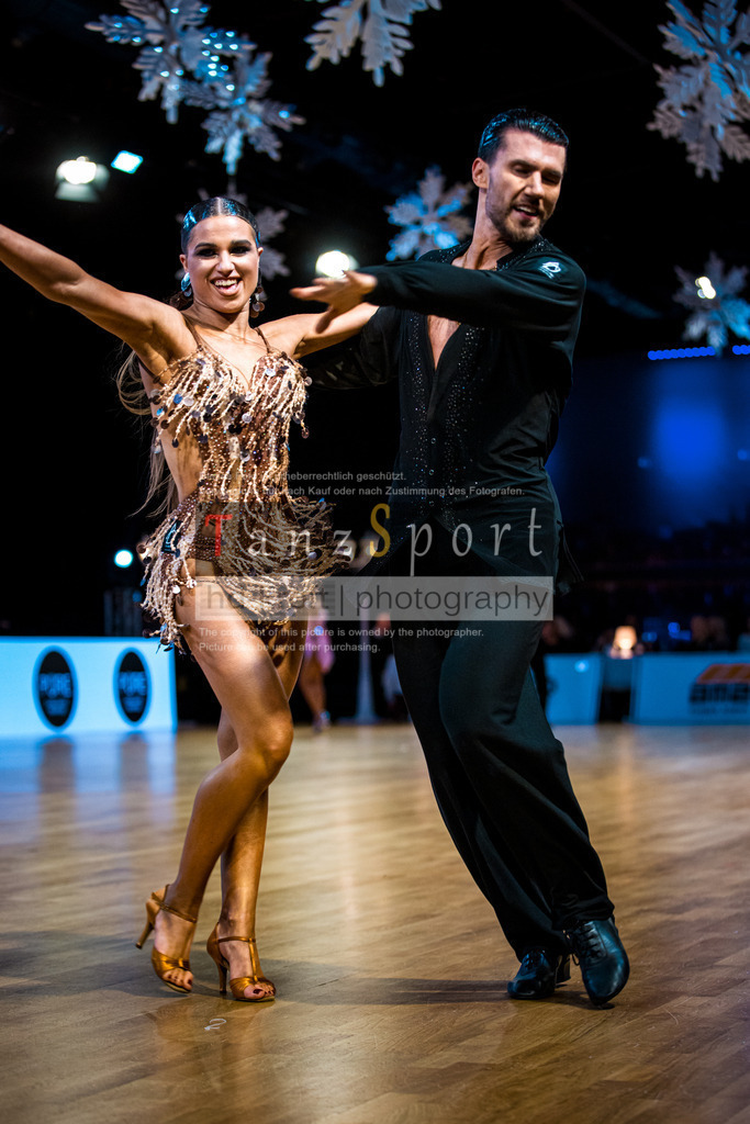 20251213_Baltic-GP_2343-2 | Tanzsportbilder, Standardtanz, Lateintanz, WDSF, DTV, LTVB, dancecomp, goc, hessen tanzt, blaues band der spree, walzer, tango, wiener walzer, slowfox, quickstepp, samba, rumba, cha-cha-cha, paso doble. jive, hd-kroft photography, turniertanzsport