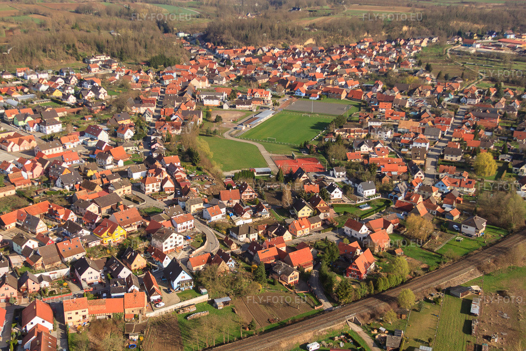 Vue aérienne: Stade Municipal de Neuwies à Mothern dans le département Bas Rhin, France – .Photo: IMG_25610.jpg prise le 02/04/2010 par Werner Riehm/FLY-FOTO.eu – Résolution de l'original: 4752 x 3168 px